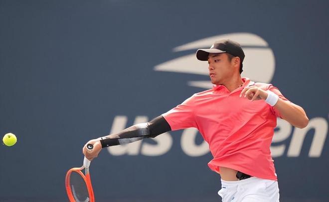 踢篮球的举 踢篮球的举